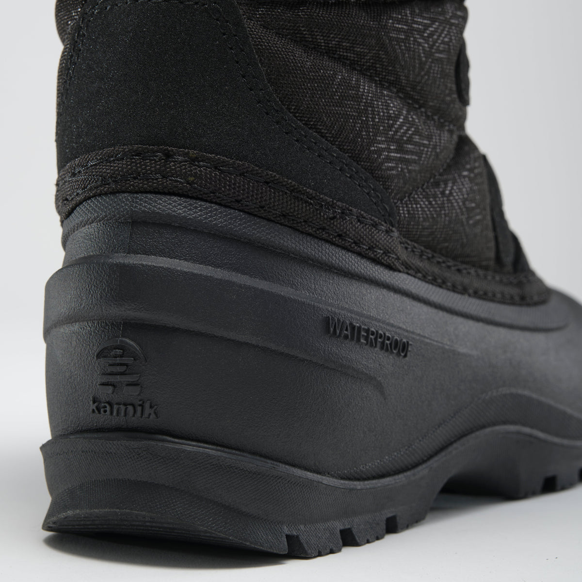Black : Momentum 3 Women's Winter Boots - Close-up Back View