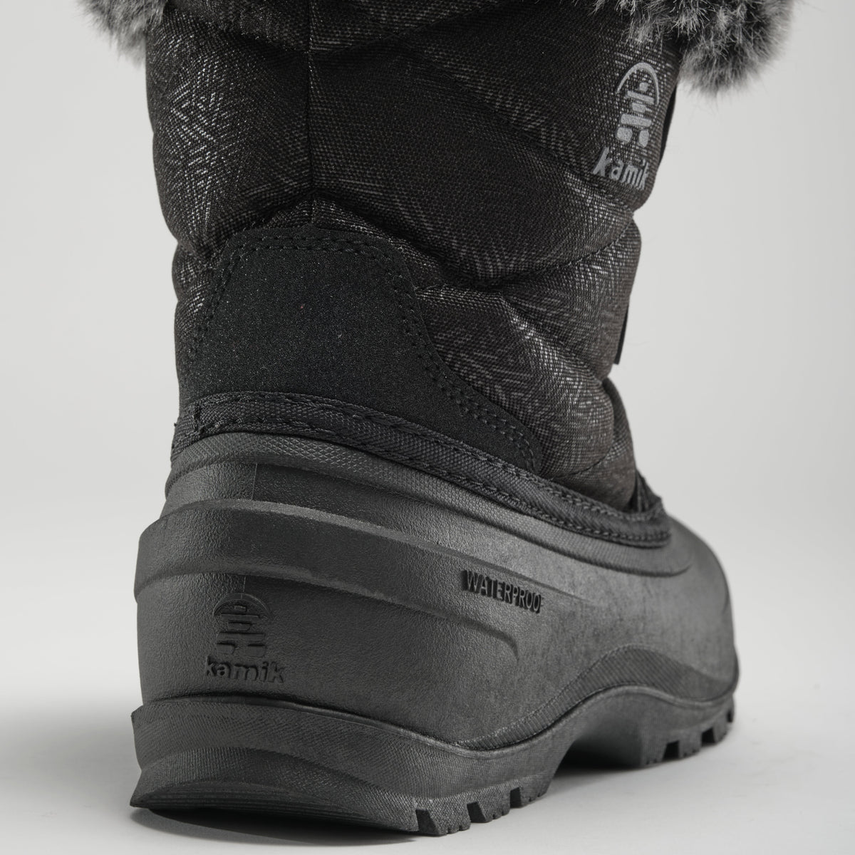 Black : Momentum Low 2 Women's Winter Boots - Close-up Back View