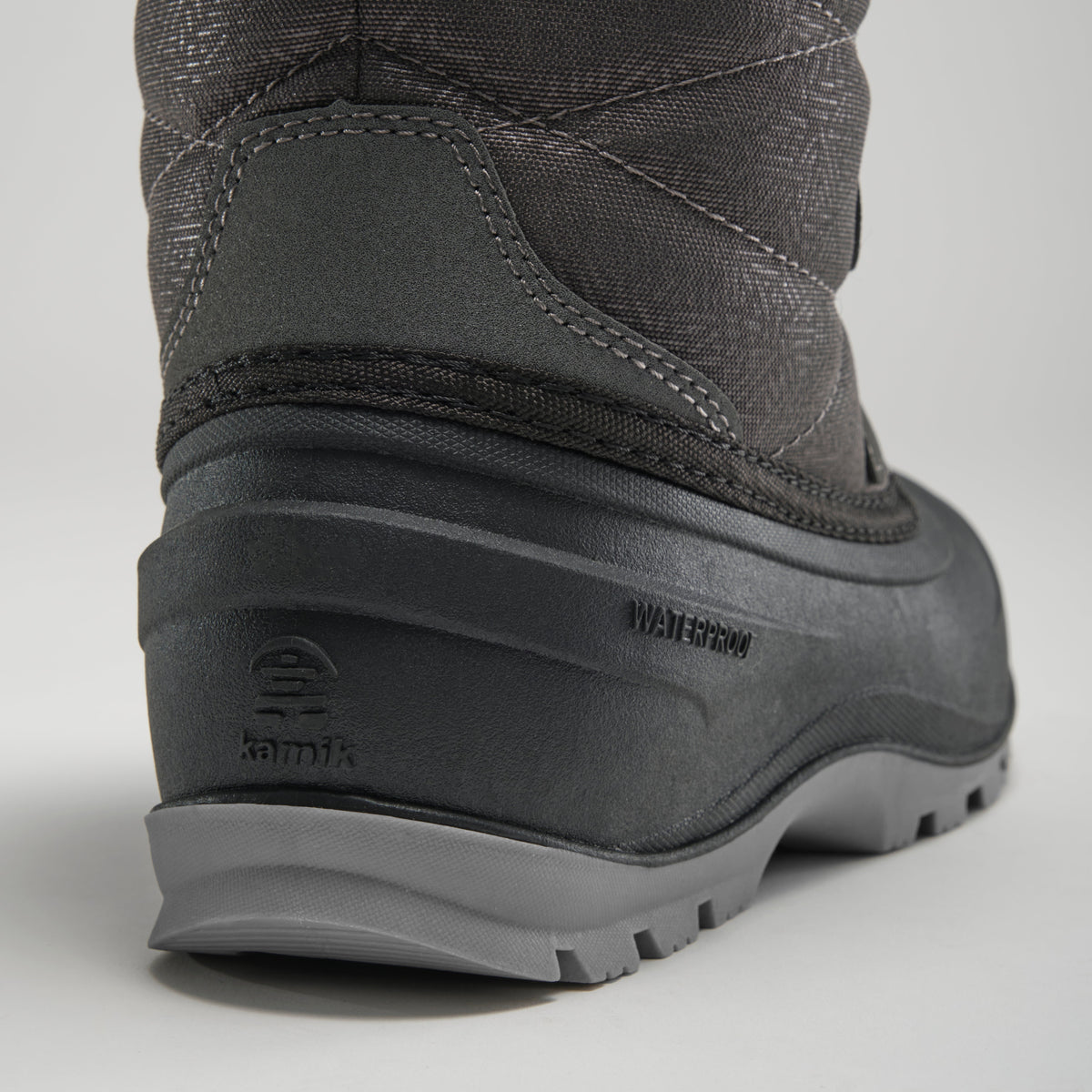 Charcoal : Momentum Low 2 Women's Winter Boots - Close-up Back View