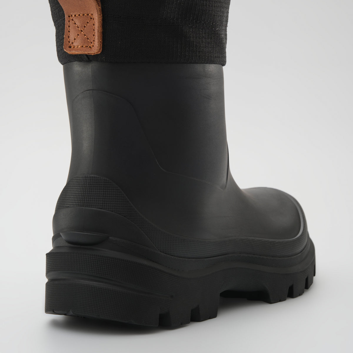 Black : Tundra Mid Women's Winter Boots - Zoom-in Back View